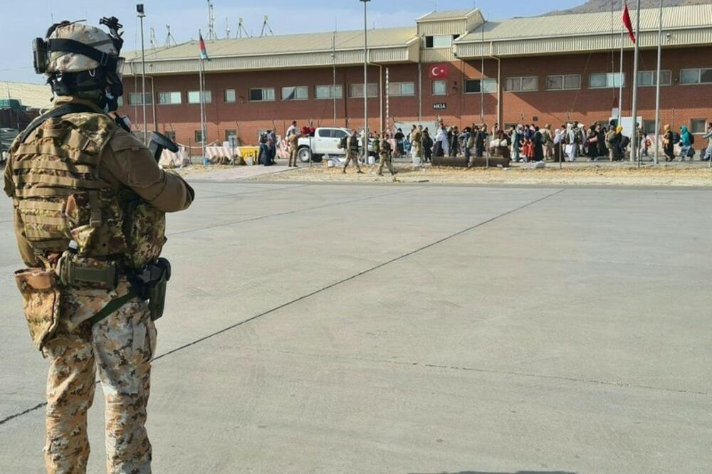 PUCNJAVA KOD AERODROMA U KABULU Pripadnik avganistanskih snaga bezbednosti ubijen, ima i ranjenih
