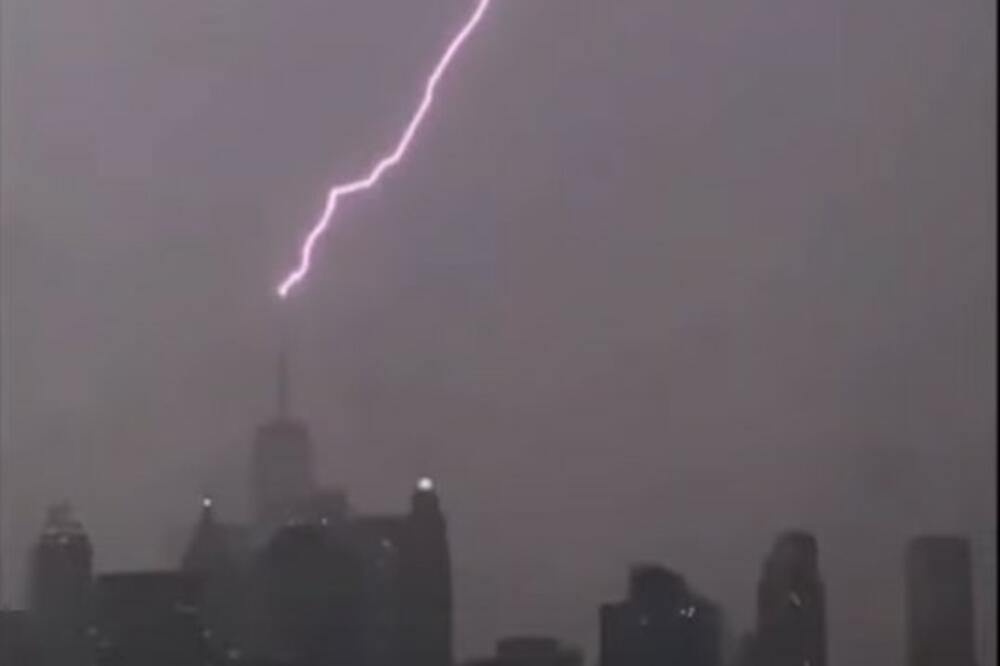 GROM UDARIO U VRH SVETSKOG TRGOVINSKOG CENTRA: Snimak iz Njujorka pokazuje da se oluja Henri nimalo ne šali! (VIDEO)