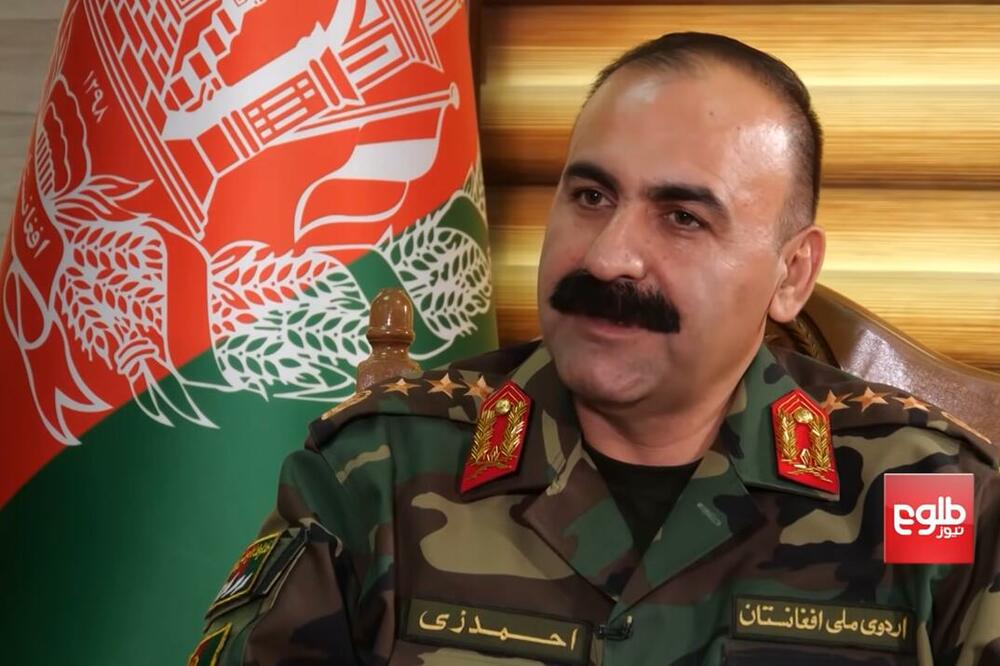 UMESTO DA SE BORI PROTIV TALIBANA ON ČEKA AVION ZA EVAKUACIJU: Bivši komandant Avganistanske vojske uslikan na aerodromu!