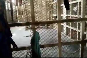 TALIBANI SE PONOVO VRATILI U ZATVOR BAGRAM Mladi džihadisti pokazali kako su ih Amerikanci držali zatvorene u kavezima VIDEO