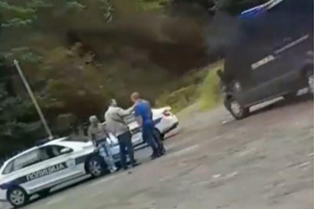 POLICIJA ZAUSTAVILA DILERA, A ON NAPAO SLUŽBENIKE: Pogledajte kako je izgledalo hapšenje! U autu prevozio 3 kg marihuane (VIDEO)