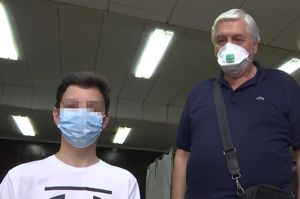 DEDA, A KAD ĆEMO DA IDEMO NA VAKCINACIJU? Epidemiolog Tiodorović danas doveo unuka Mihaila (15) da primi cepivo