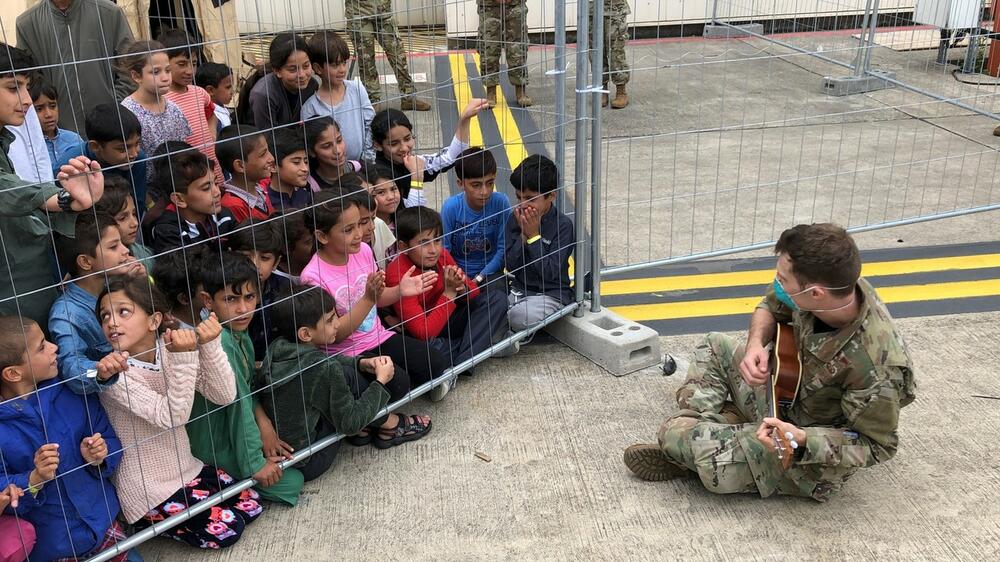 Ništa bez gitare Američki vojnik zabavlja decu