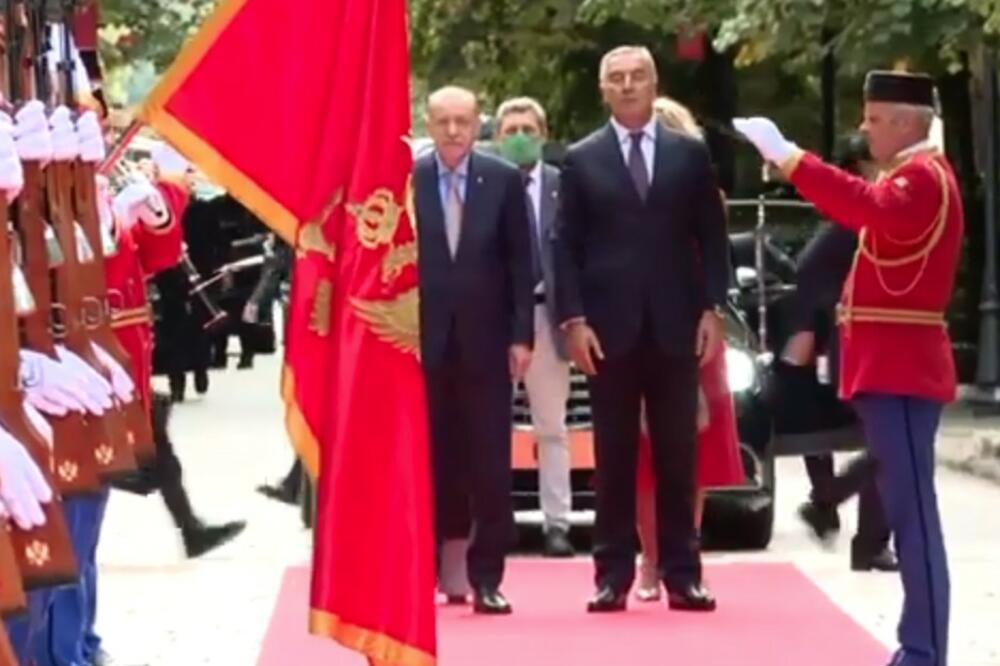 MILO DOČEKAO ERDOGANA NA CETINJU: Turski predsednik doputovao u Crnu Goru, na aerodromu ga sačekao Dritan Abazović FOTO, VIDEO