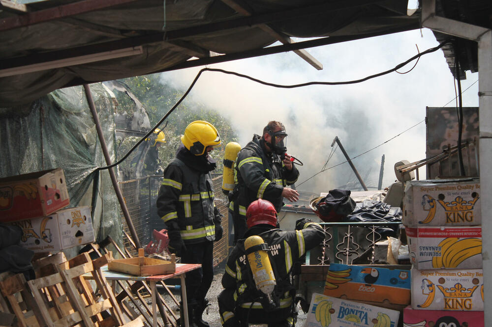 POŽAR NA KVANTAŠU U NIŠU: Ima povređenih, vatrogasci lokalizovali vatrenu stihiju (FOTO)