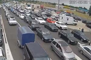 KILOMETARSKA KOLONA NA HORGOŠU: Na izlazu iz Srbije čeka se oko četiri sata, vozila preusmeravaju ka Kelebiji (FOTO)