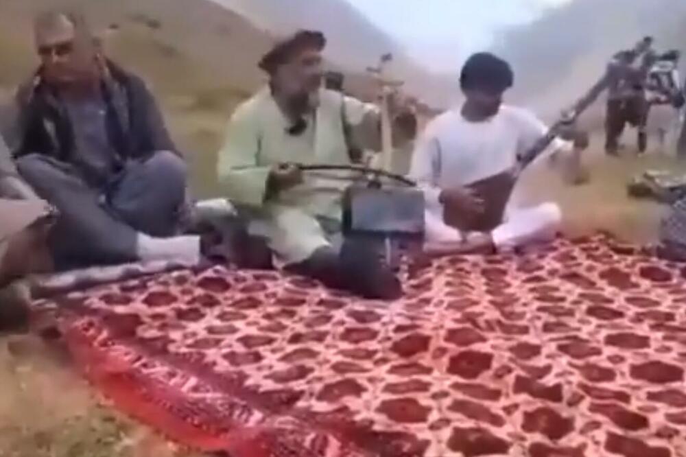 NJEGOV JEDINI GREH JE BIO ŠTO JE VOLEO PESMU I LJUDE Talibani UBILI Favada Andarabija tradicionalnog avganistanskog pevača! VIDEO