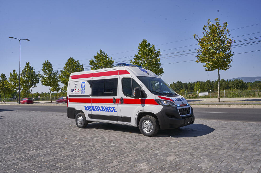 LOZNIČKA BOLNICA DOBILA SANITET: Ovo potpuno opremljeno ambulantno vozilo jedno je od 5 koje su SAD donirale Srbiji