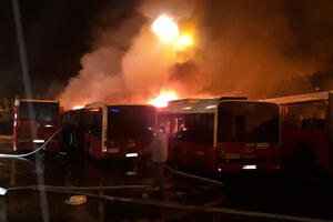 IZGORELA 3 AUTOBUSA U POŽARU NA PALILULI: Brzom akcijom vatrogasaca sprečena veća tragedija u garaži GSP! FOTO