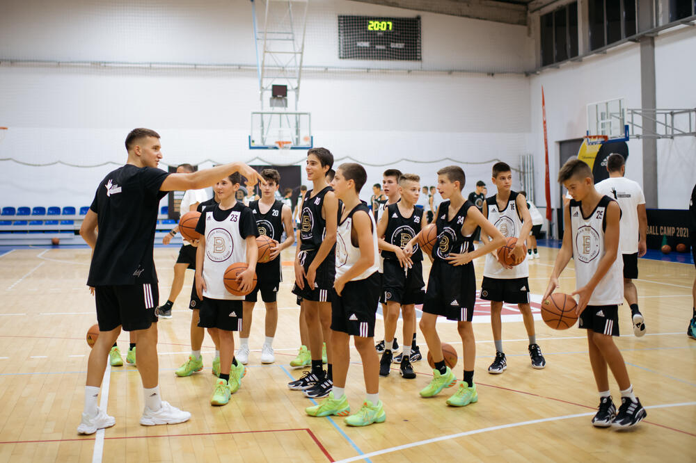 DECU PRIBLIŽAVAMO NJIHOVIM SNOVIMA! Bogdan Bogdanović održao tradicionalni košarkaški kamp u Beogradu