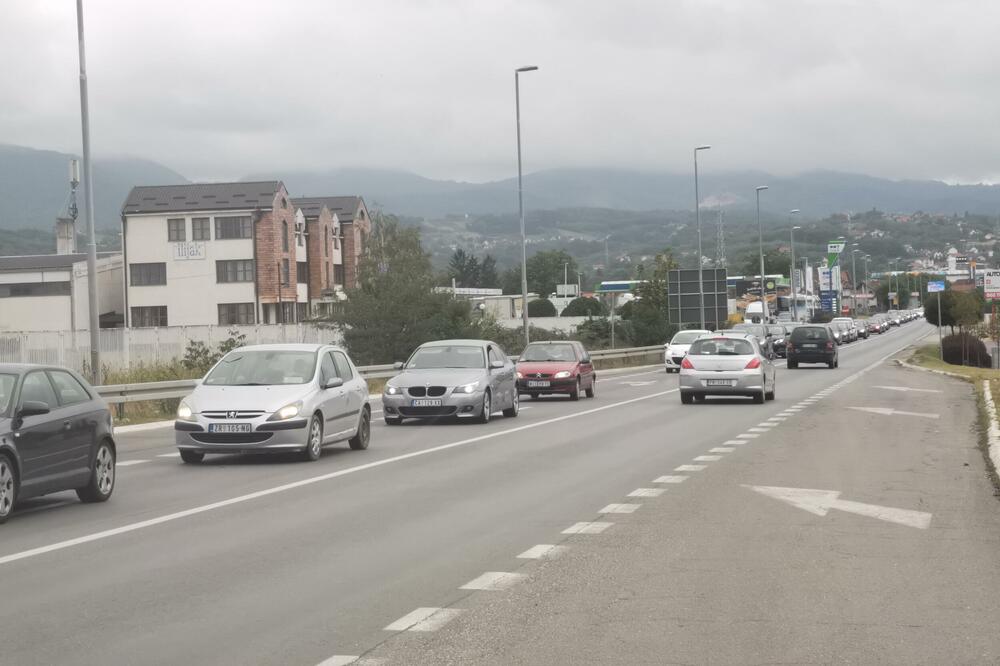 VOZILA STOJE U KILOMETARSKOJ KOLONI: Dva dana zaredom velike saobraćajne gužve na obilaznici oko Čačka
