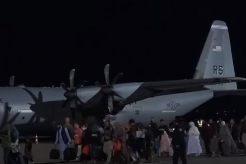 DOLETELI AMERIČKIM VOJNIM AVIONOM: Prva grupa izbeglica iz Avganistana stigla u Prištinu (VIDEO)