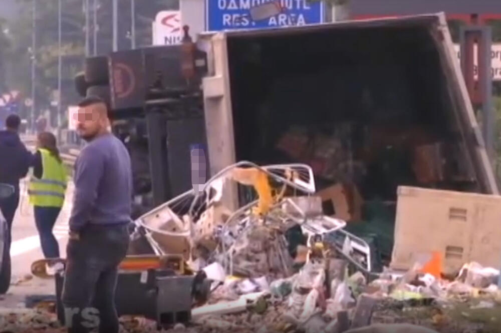 KARAMBOL ZOROM NA MOSTARU: Prevrnuo se kamion na Mostarskoj petlji, povređen vozač (FOTO)