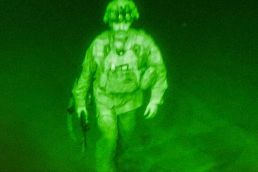 POSLEDNJI JE NAPUSTIO AVGANISTAN: Slika američkog vojnika obilazi svet! Poslednji trenuci SAD u zemlji u kojoj su bili 20 godina