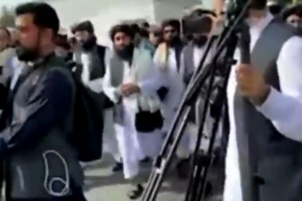 KABUL POSLE ODLASKA AMERIKANACA: Talibani slave na aerodromu, obilaze arsenal i poručuju: Želimo šerijat, mir i stabilnost