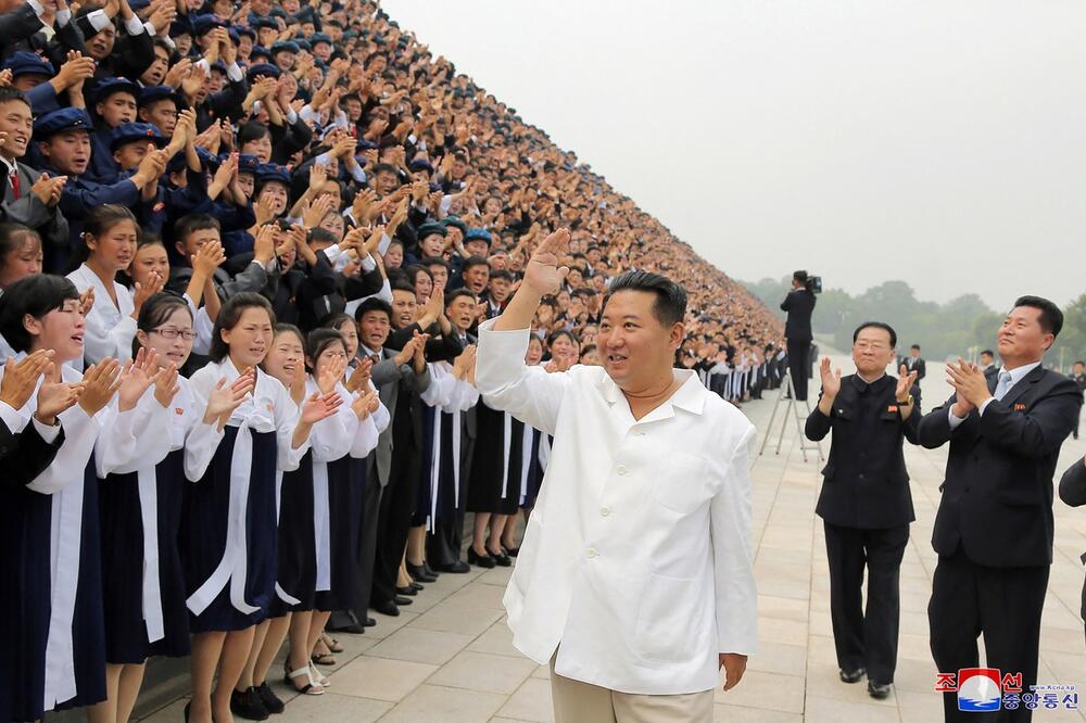MARŠAL KIM DŽONG UN SE ISTOPIO Ovo je novo lice lidera Severne Koreje, DRUGARICE oduševljene njegovim novim izgledom!
