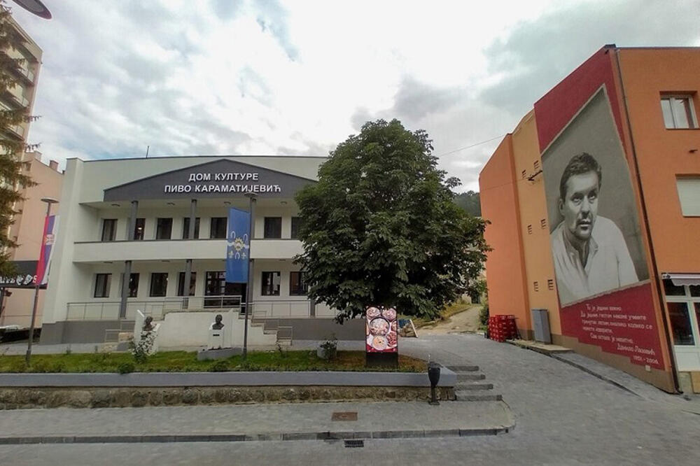 POKOJNI GLUMAC DOBIO MURAL U RODNOM GRADU: Danilo Lazović smeši se sa zgrade u starom delu Priboja (FOTO)
