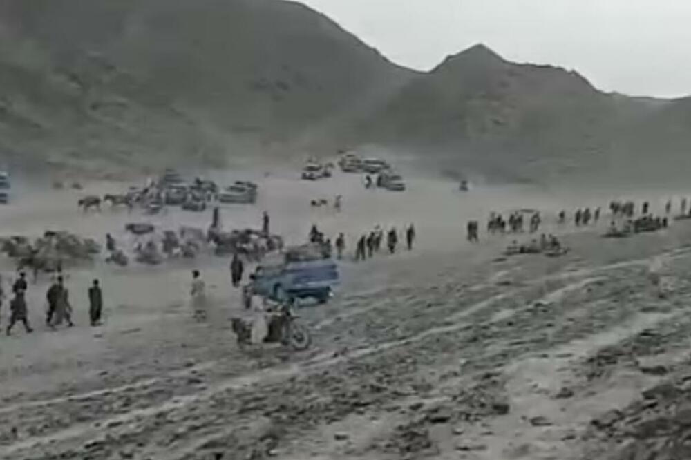 EGZODUS BIBLIJSKIH RAZMERA: Reka ljudi prelazi pustinju kako bi pobegli od talibana u Avganistanu VIDEO