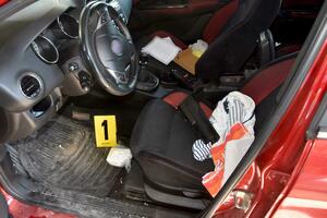 SUBOTIČKI DVOJAC PAO SA 300 GRAMA KOKAINA: Paket sa drogom policija joj našla ispod vozačevog sedišta (FOTO)