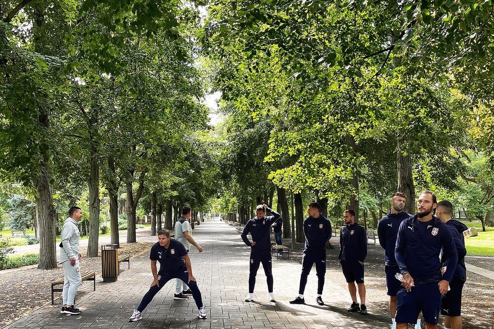 UOČI UTAKMICE SA KATAROM! Fudbaleri Srbije prošetali Debrecinom i vežbali u parku FOTO