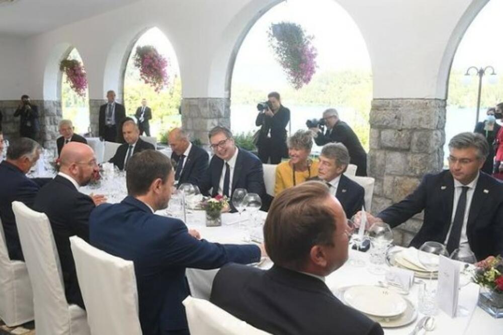 OVAKO IZGLEDA PREDSEDNIČKI BANKET NA BLEDU: Predsednik Srbije objavio fotografije sa svečanog ručka (FOTO)