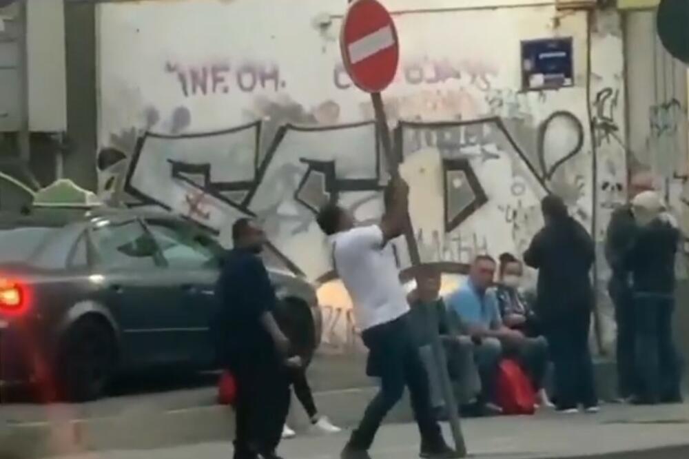 O OVOM SNIMKU DANAS PRIČA CEO BEOGRAD: Dvojica vandala lomila saobraćajne znake i napadali građane, POLICIJA IH UHAPSILA! (VIDEO)