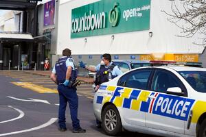 DAN POSLE TERORISTIČKOG NAPADA U OKLANDU: Supermarketi sklanjaju noževe i makaze sa rafova