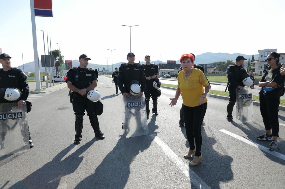 CRNOGORSKI MUP O TVRDNJAMA MEDIJA BLISKIH DPS: Nije bilo prelaska policije na stranu huligana na Cetinju!