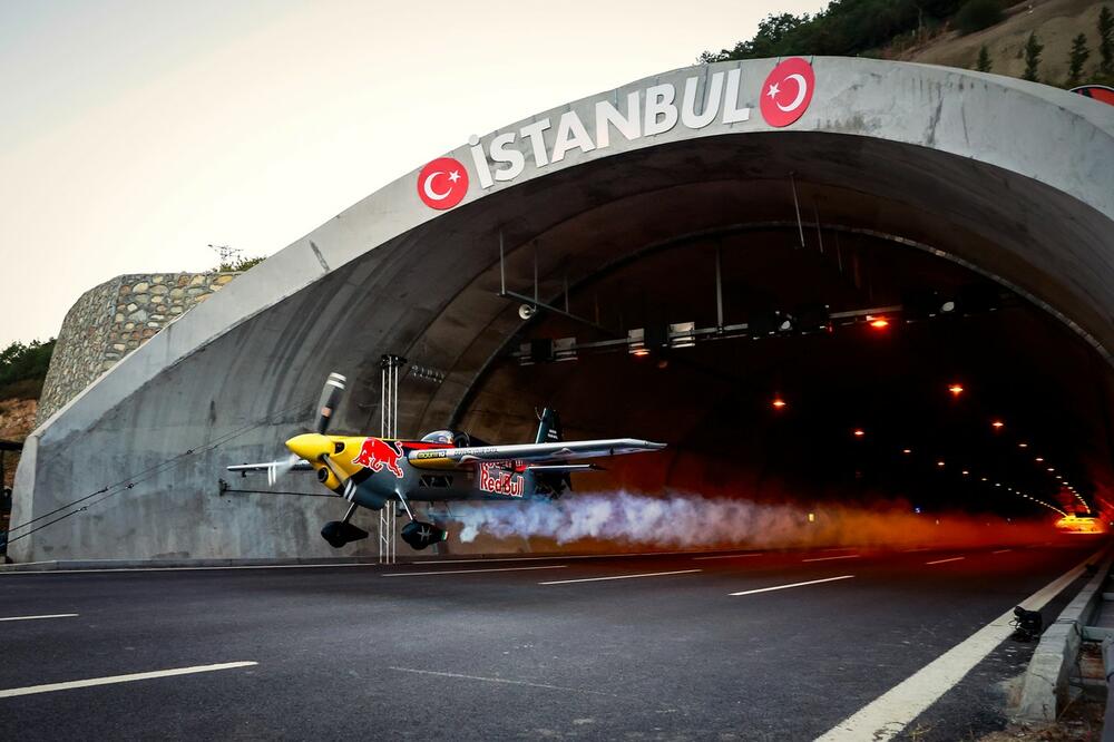 KAKAV LUDAK! NESTVARNA SCENA U TURSKOJ: Avionom proleteo kroz tunel brzinom od 245 KM/H! VIDEO