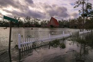 URAGAN IM JE UNIŠTIO IMOVINU, ALI NE I VERU: Stanovnici Luizijane preživeli katastrofu i sada su zahvalni i na malim čudima! VIDEO