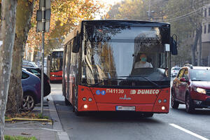 KULTURA NA NIVOU! Pogledajte šta radi ovaj tinejdžer u busu 511! Beograđanka pobesnela: "Svoje dete učim da ne bude ovakvo" (FOTO)