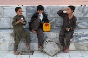 NAŠI MUŠKARCI NEMAJU POSLA, DECA SU NAM GLADNA: Očajni Avganistanci po pijacama prodaju svoju skromnu imovinu da prehane porodice