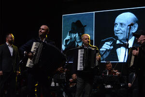 OMAŽ MUZIČKIM LEGENDAMA: Održan koncert u znak sećanja na Tozovca i Novicu Negovanovića! FOTO