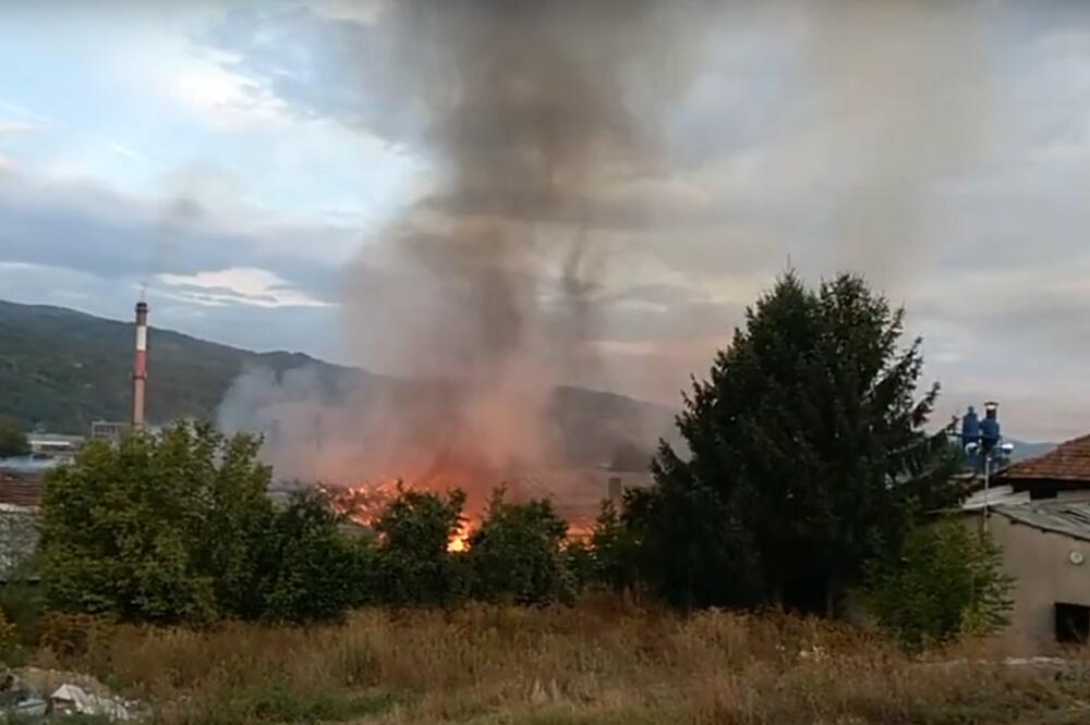 POŽAR U PIROTU: Pogledajte snimak, vatra guta nekadašnju fabriku nameštaja (VIDEO)
