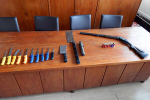 HAPŠENJE U SMEDEREVSKOJ PALANCI: Policija u autu pijanog i drogiranog muškaraca (38) našla lovačku pušku, 10 noževa i sataru!