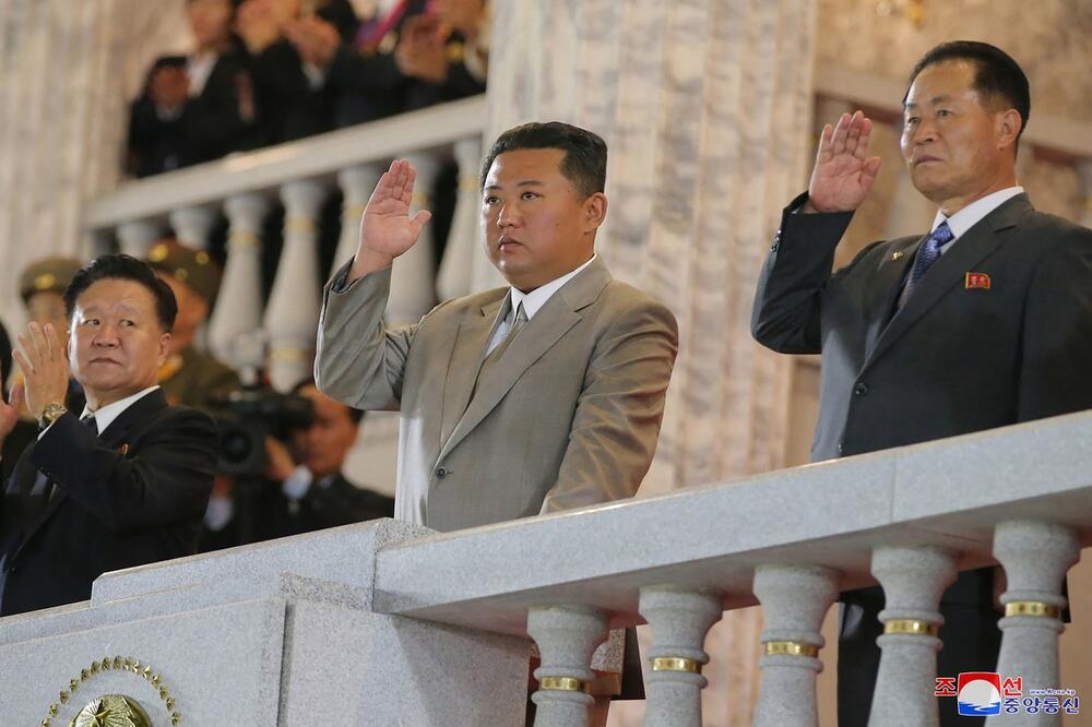 Oštro... Kim Džong un na paradi povodom Dana osnivanja