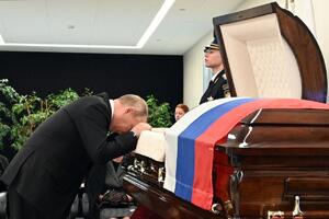 PUTIN SE SA VELIKOM TUGOM OPROSTIO OD BLISKOG PRIJATELJA: Ruski predsednik se prekrstio i spustio glavu na kovčeg FOTO, VIDEO