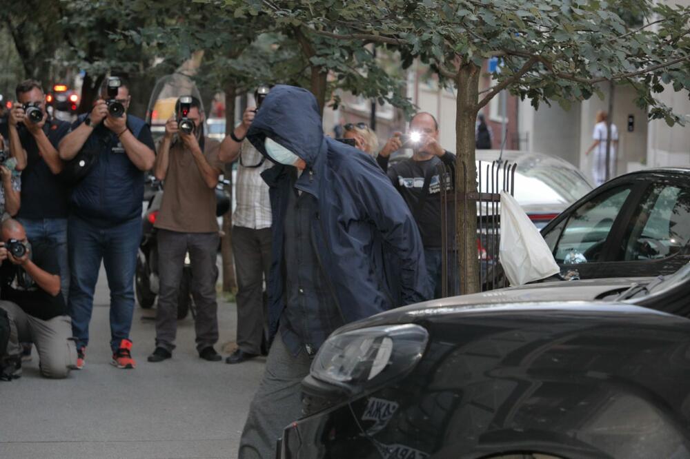 mika aleksić pozdravio okupljene novinare ispred njegove zgrade