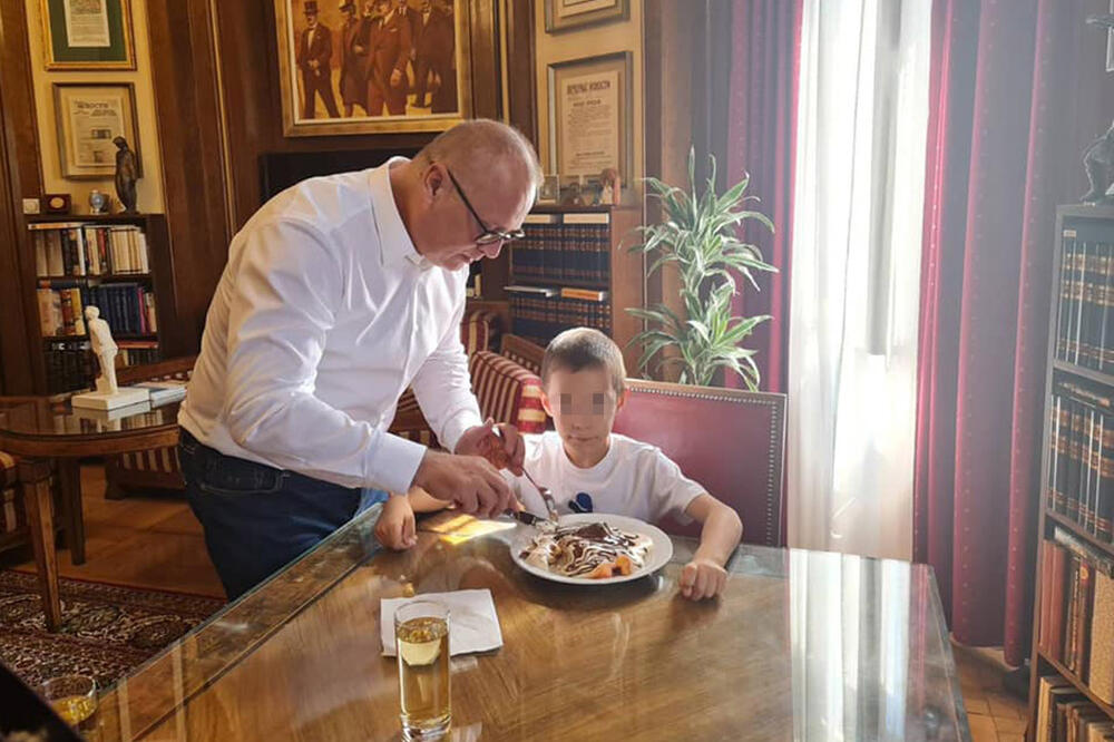 OVO JE MALI KOSTA, VESIĆEV NAJVEĆI FAN: Prati svaki njegov nastup na TV pa mu došao u goste! Vesić mu seckao palačinke (VIDEO)