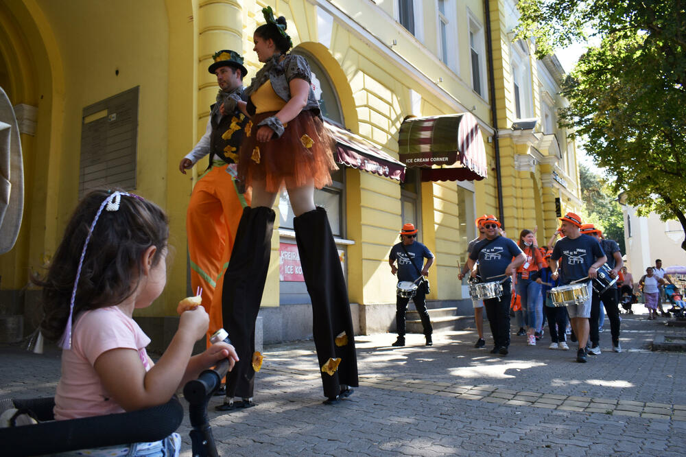 SVAKA ČAST KARNEVALU U RIJU: Naš je manji i slađi, hodajuće bundevice i princeze su neodoljive (FOTO)