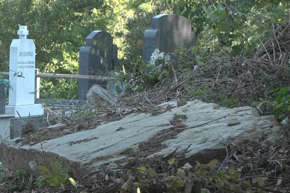 PREKO MRTVIH NASULI PUT: Jeziva scena na lokalnom groblju kod Čačka VANDALI BAGEROM RASKOPALI GROBOVE (FOTO)