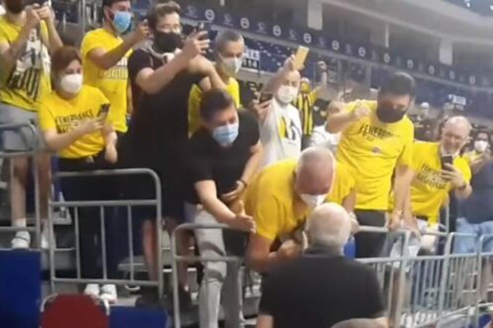 TURCI NE ZABORAVLJAJU ŽOCA! Pogledajte transparent i ovacije za trenera Partizana usred Istanbula! VIDEO