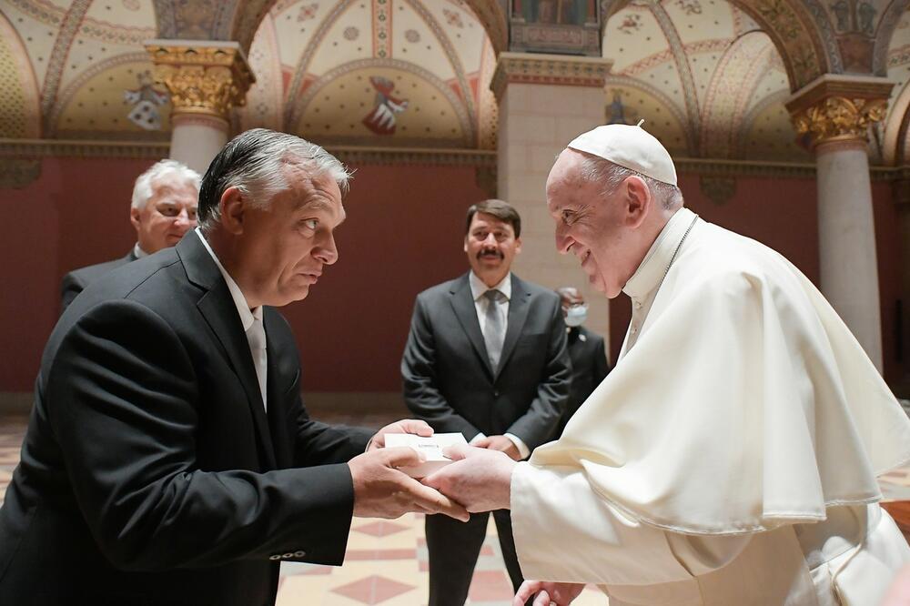 SVE OČI BILE UPRTE SAMO U NJIH Papa Franja se tokom posete Budimpešti kratko sastao i sa Orbanom FOTO