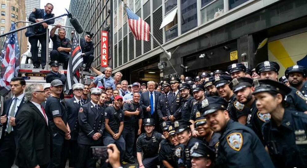 Za uspomenu i dugo sećanje... Donald Tramp sa policajcima
