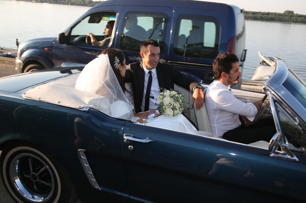 SVE PUCA OD GLAMURA I LUKSUZA: Pogledajte do sada NEVIĐENE slike sa venčanja Milice Mandić! Mlada NE SKIDA OSMEH sa lica