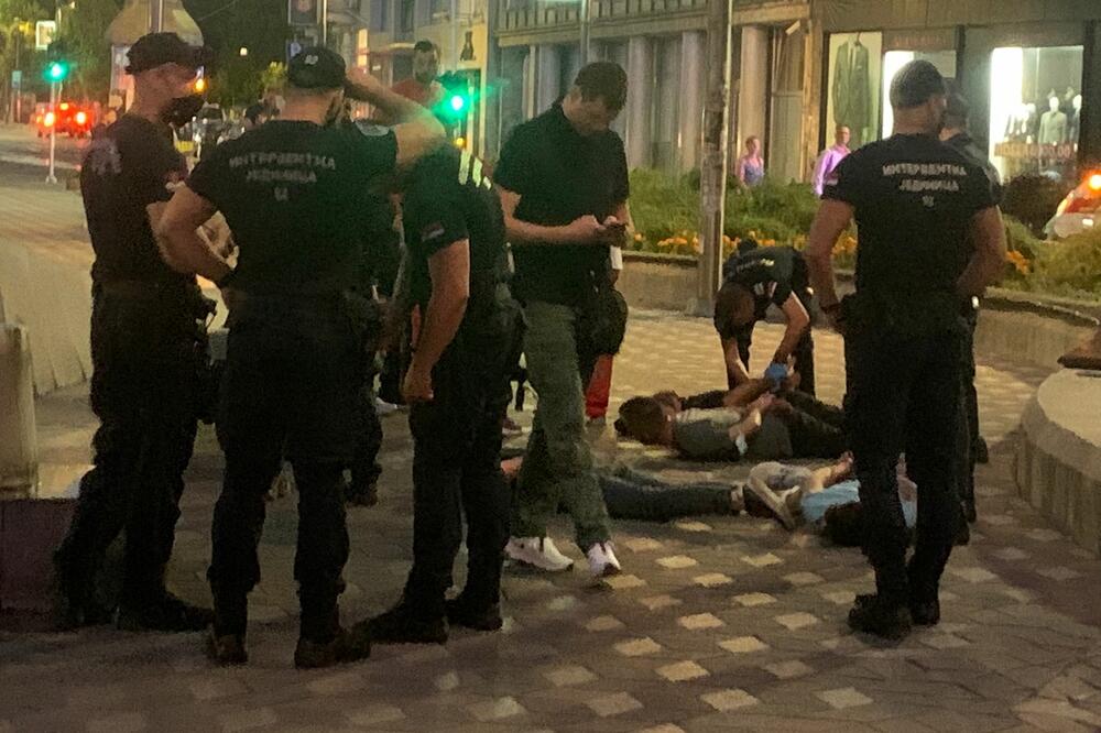 KRVAVI OBRAČUN U CENTRU BEOGRADA: Na Trgu Nikole Pašića sevnuli noževi, intervenisali policija i Hitna pomoć (FOTO)