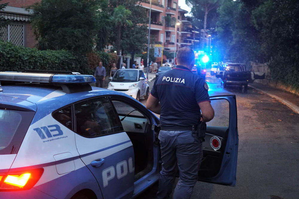NE SLAŽU IM SE UZ UNIFORMU: Italijanska policija jednoglasno odbila da nosi ružičaste maske, više bi voleli crne, bele ili plave