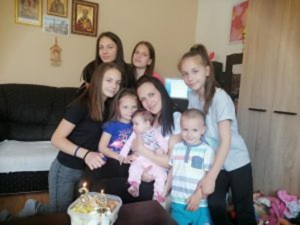 Ana Spasić sa decom… 