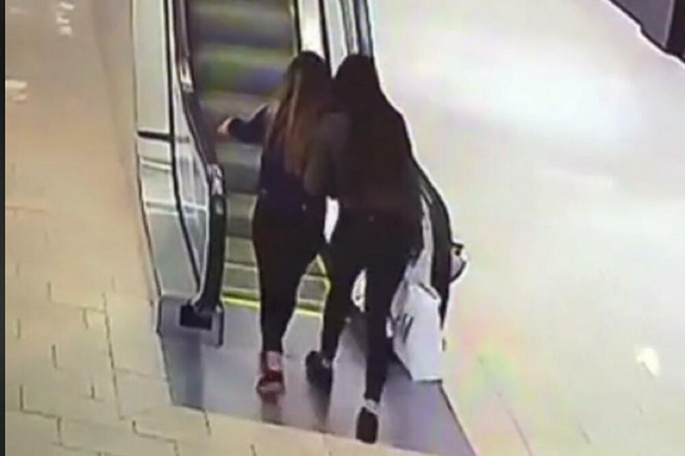 MORALO DA REAGUJE OBEZBEĐENJE! Devojke bile u tržnom centru, stale na pokretne stepenice i onda je počeo njihov PAKAO! (VIDEO)