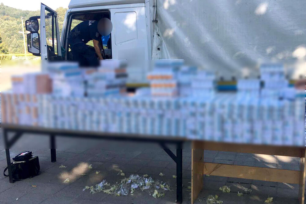ZAPLENJENO 1.200 BOKSOVA CIGARETA: Policija na Malom Zvorniku detaljno pregledala kamion, imali su šta i da vide! (FOTO)